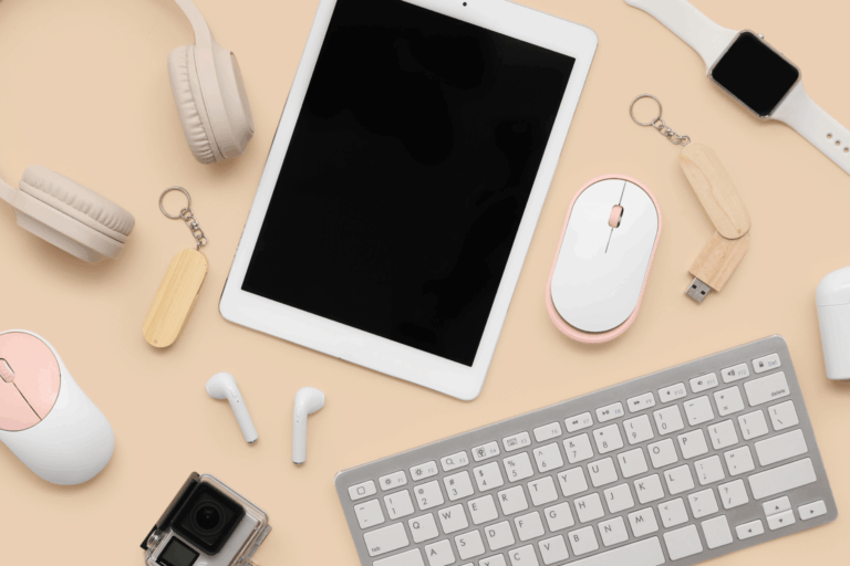 Tablet, Tastatur, Computermäuse, Kopfhörer, Smartwatch, USB-Sticks und weitere elektronische Geräte auf einem hellen Untergrund.