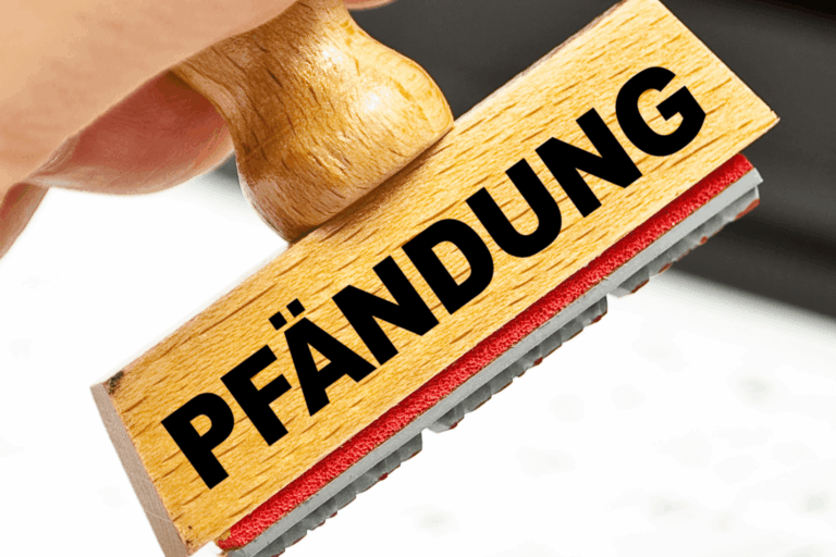 Ein Stempel groß im Bild mit der Aufschrift "Pfändung".